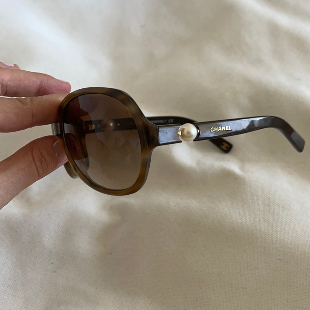 Chanel sunglasses. Collection Perle